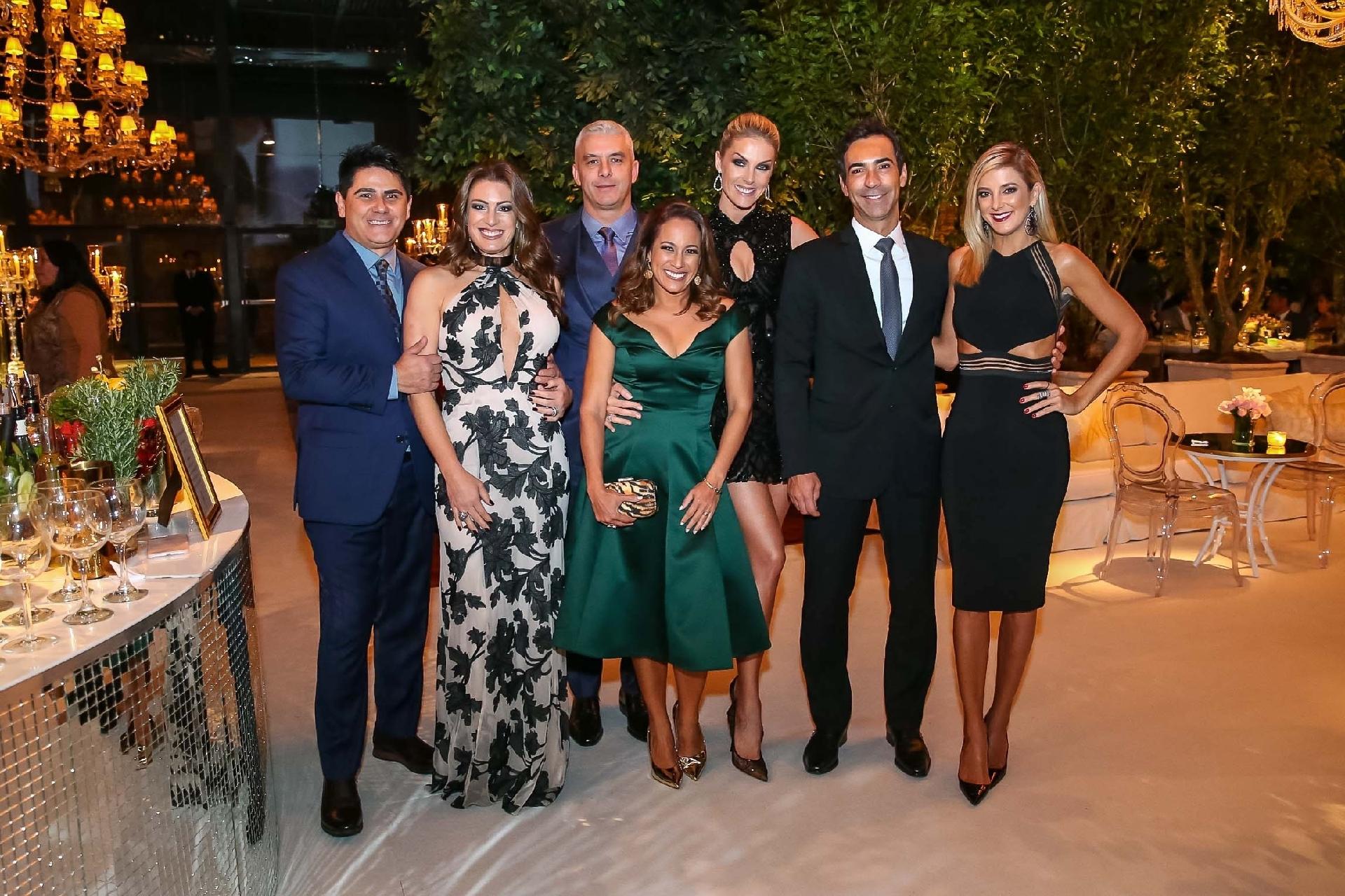 Ana Hickmann comemorou os 15 anos de sua marca de óculos em uma festa luxuosa com famosos em São Paulo. Participaram da confraternização Cesar Filho e a mulher, Elaine Mickely, Renata Alves, Ticiane Pinheiro e o namorado, Cesar Tralli, além do marido de Ana Hickmann, Alexandre Correa - Raphael Castello/AgNews