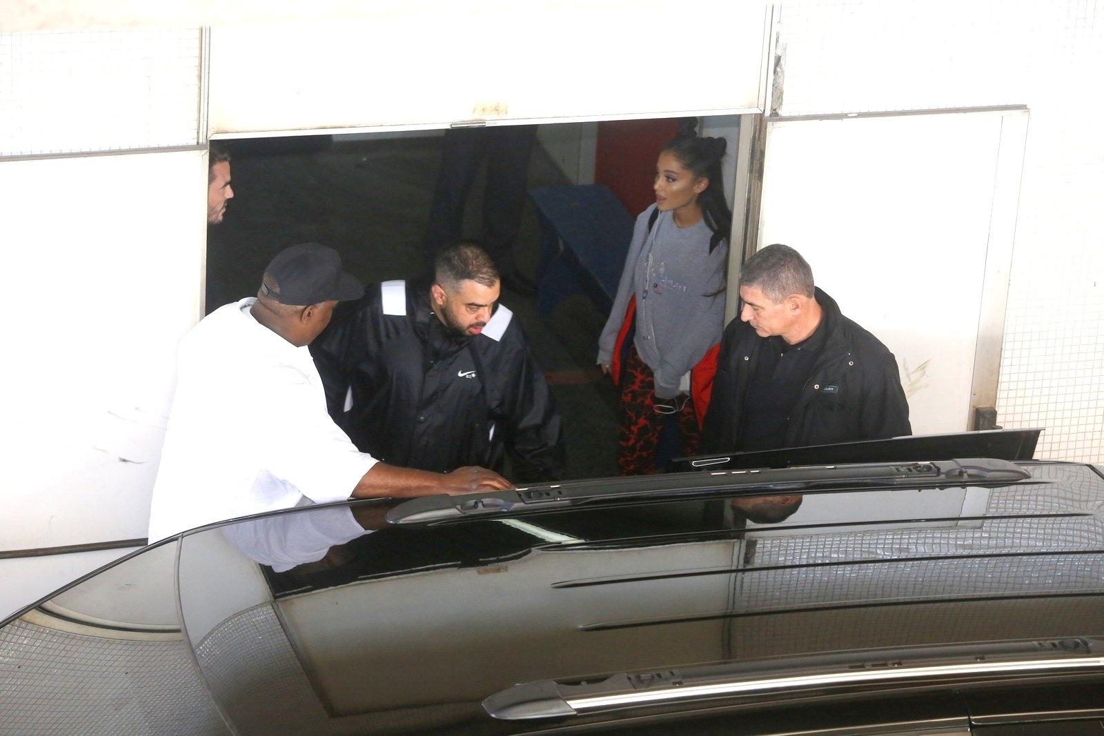 Ariana Grande desembarca no aeroporto do Galeão no Rio de Janeiro - AgNews