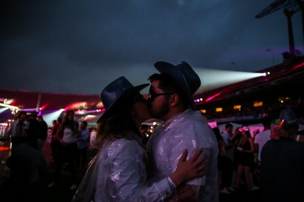 Pegação e clima de romance no VillaMix Festival São Paulo, no Estádio do Morumbi - Amanda Perobelli/UOL