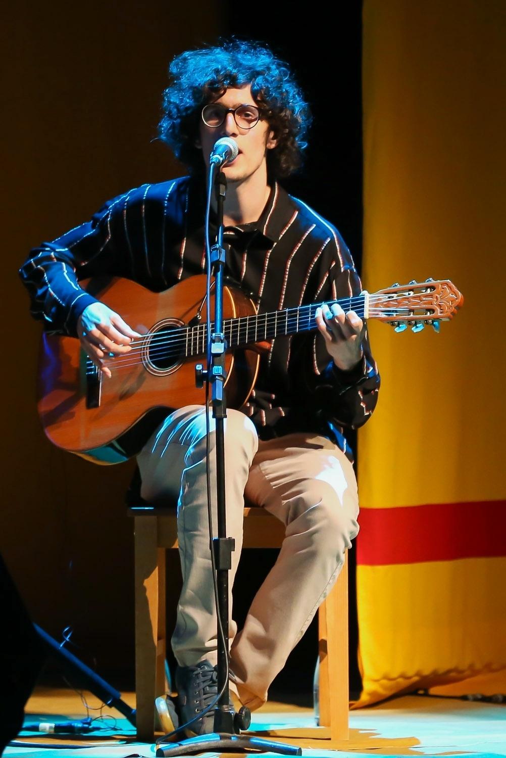 Tom Veloso toca violão no show em que divide o palco com o pai, Caetano, e os irmãos Moreno e Zeca - Manuela Scarpa/Brazil News