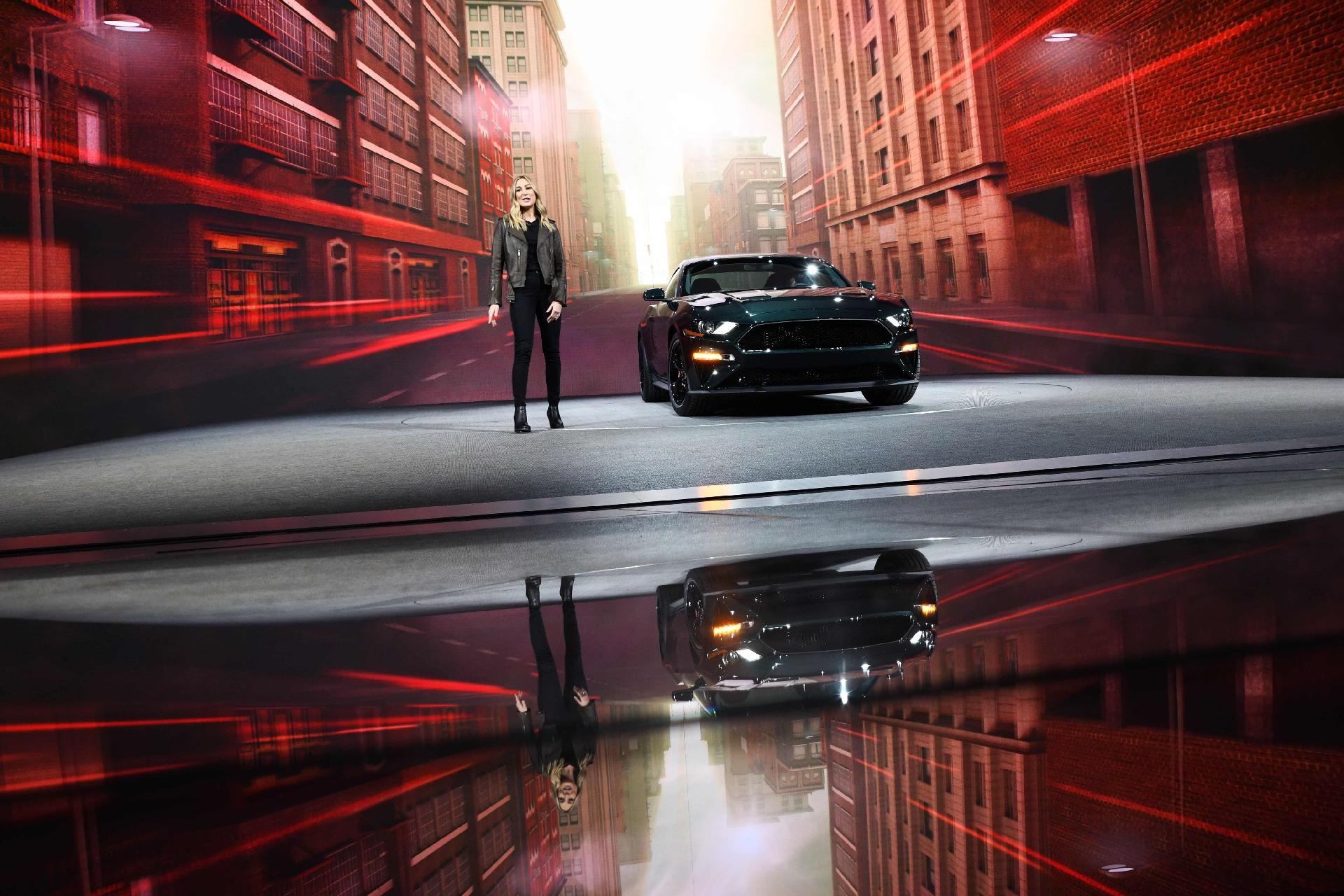 Molly McQueen e o Mustang Bullitt 2018 - Jewel Samad/AFP