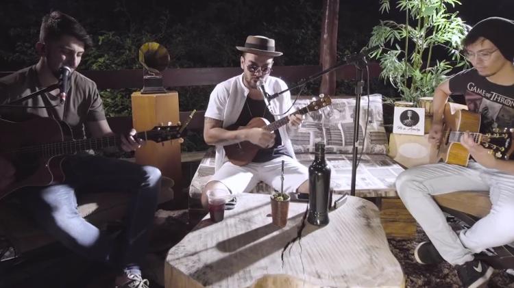 Thiago Brava toca ukulele na música "Passarinho" - Divulgação - Divulgação