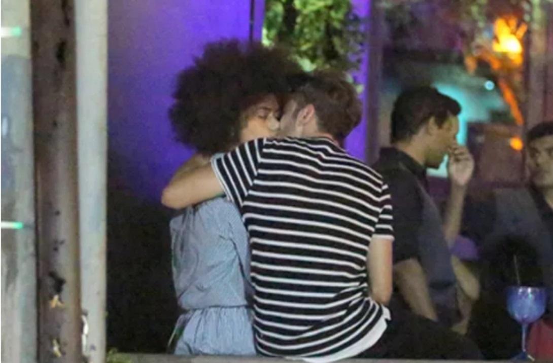 Hall Mendes e Flavia Cavalcanti, atores de "Malhação", trocam beijos em festa - Imagem/AgNews