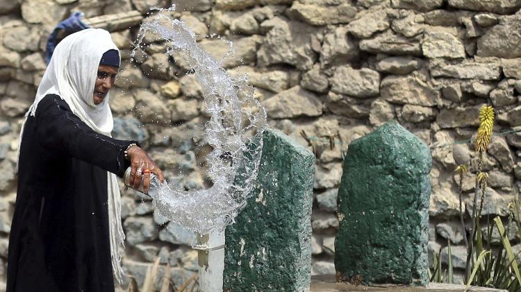 Na Cidades do Mortos, famíilias vivem ao lado de túmulos de pessoas desconhecidas  - REUTERS/Amr Abdallah Dalsh - REUTERS/Amr Abdallah Dalsh