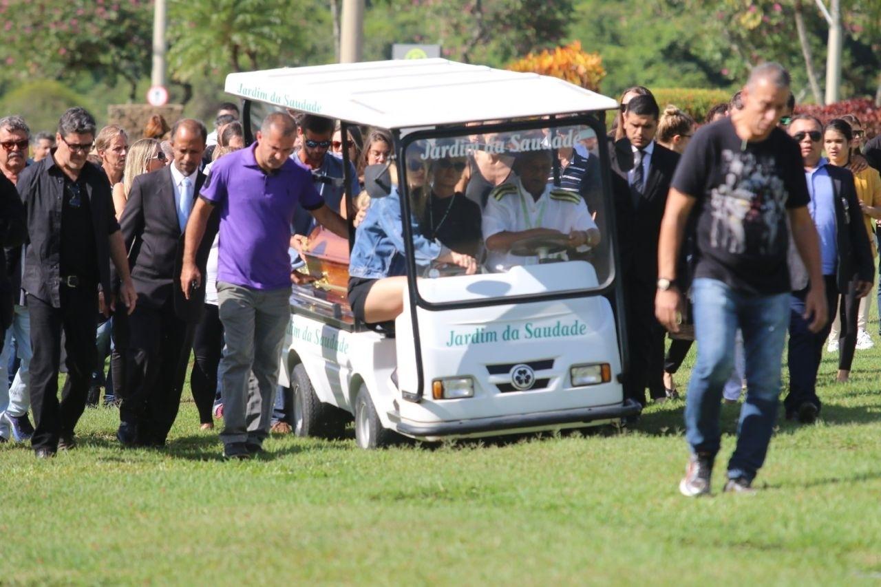 Xuxa Meneghel se dirige ao enterro da mãe, dona Alda, acompanhada da filha, Sasha - Daniel Pinheiro/AgNews