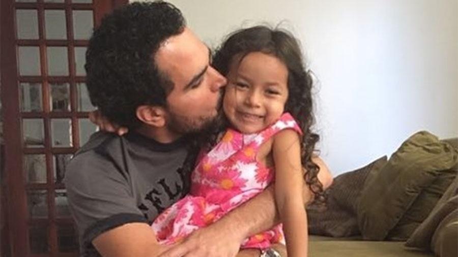 Luciano tem 45 anos, é pai de cinco filhos e avó de Maria Luiza, 5 anos, filha de Wesley Camargo. "Aperto mesmo! E o vovô aqui se derrete de amor!", escreveu o cantor ao postar uma foto com a menina no Instagram - Reprodução/Instagram