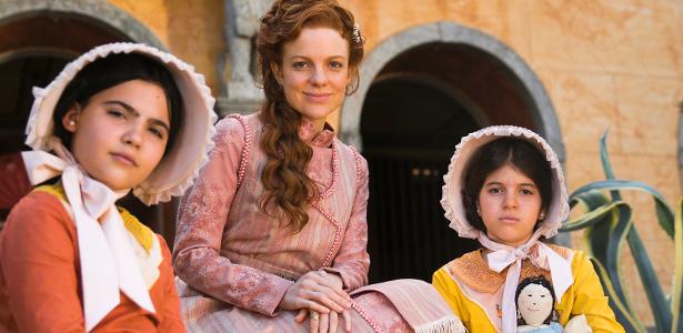 Maria Eduarda de Carvalho vive Miss Celine, preceptora das gêmeas Maria Nicolina (Raphaela Alvitos) e Maria Quitéria (Natália Rodrigues) - João Miguel Júnior/TV Globo - João Miguel Júnior/TV Globo