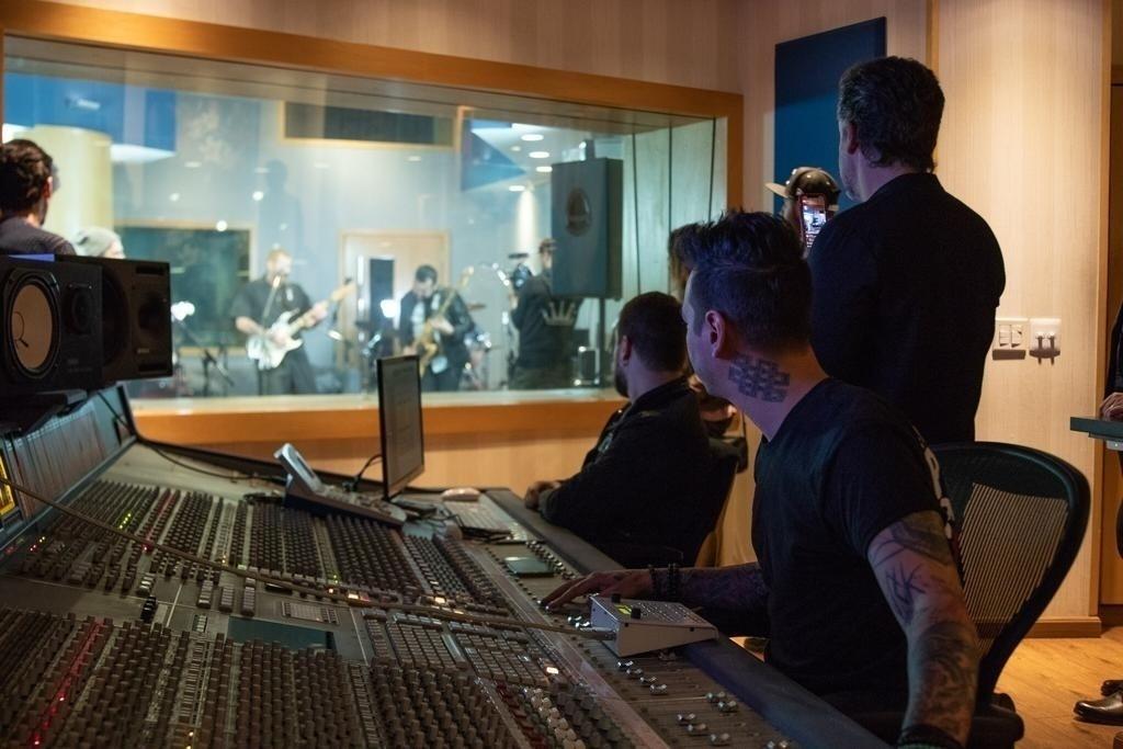 Banda Maquinamente durante pocket show no Midas Studios - Divulgação