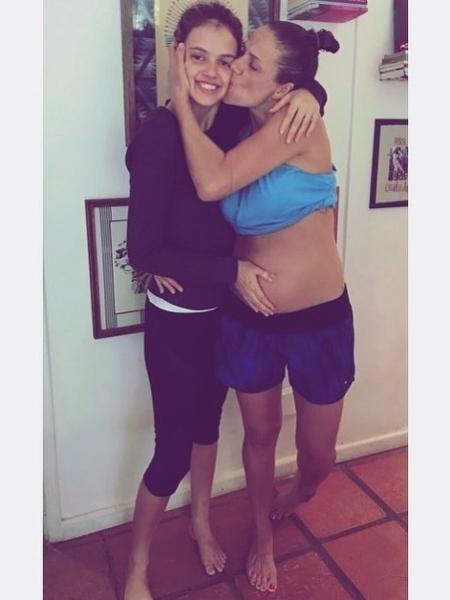 A mãe de Laura Neiva, Michele Franca, está grávida da segunda filha - Reprodução/Instagram