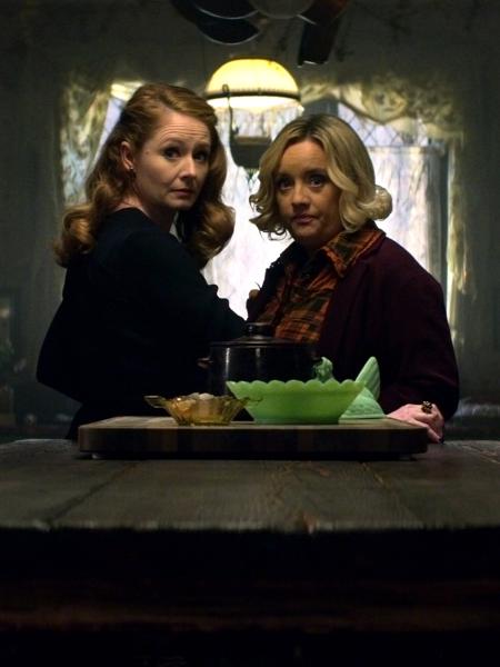 As tias Zelda (Miranda Otto) e Hilda (Lucy Davis) em "O Mundo Sombrio de Sabrina" - Divulgação - Divulgação