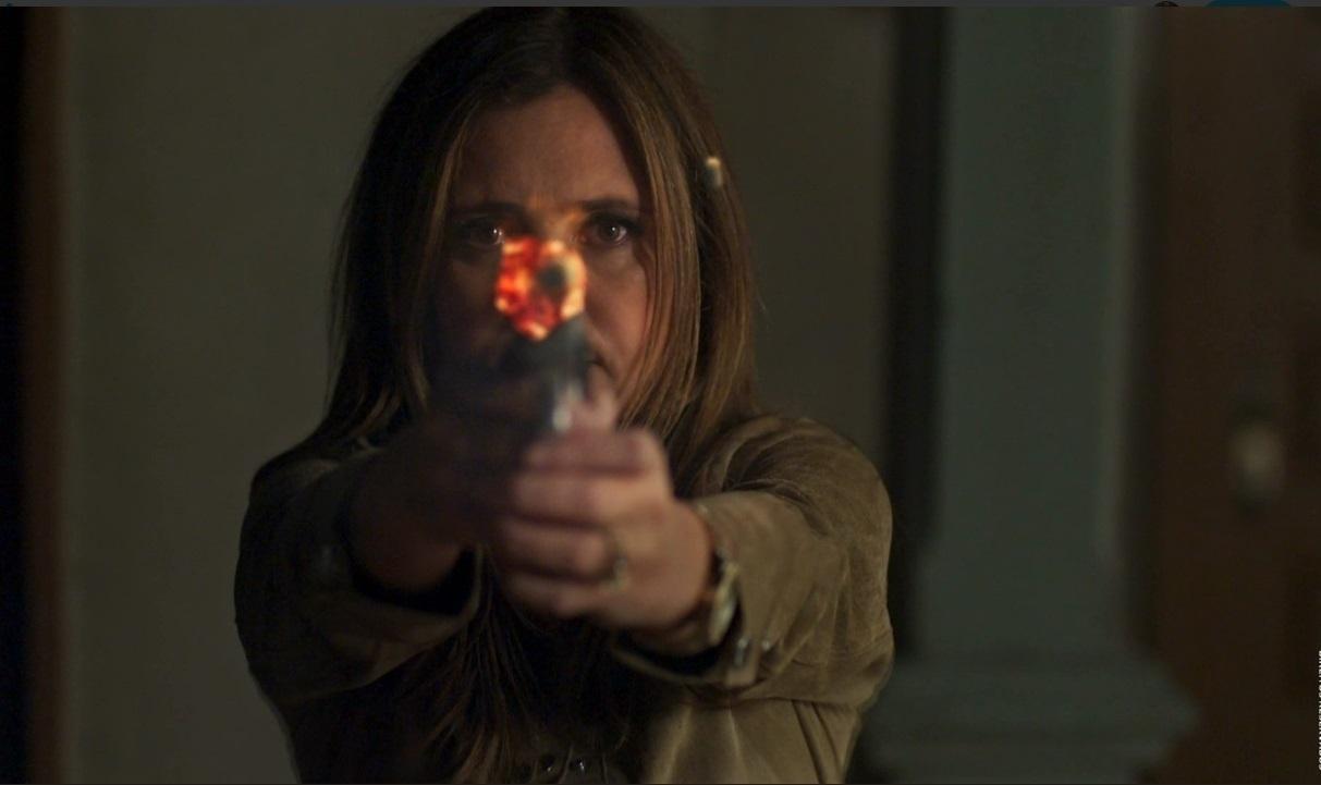 Laureta atira em Severo - Reprodução/TV Globo