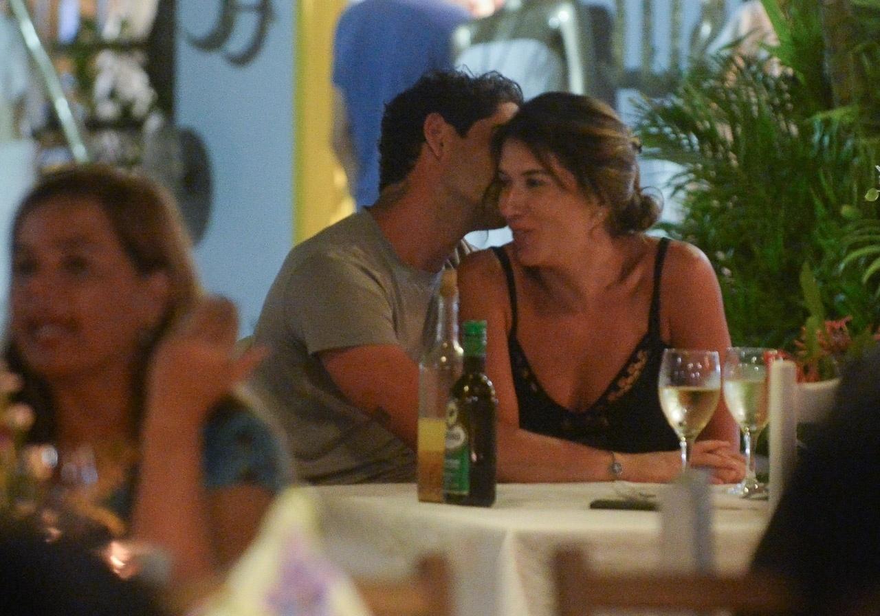 Rebeca Abravanel e Alexandre Pato foram fotografados juntinhos em Trancoso - Francisco Cepeda/AgNews