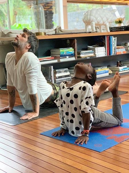 Bruno Gagliasso e Titi capricham nas posições de ioga - Reprodução / Instagram