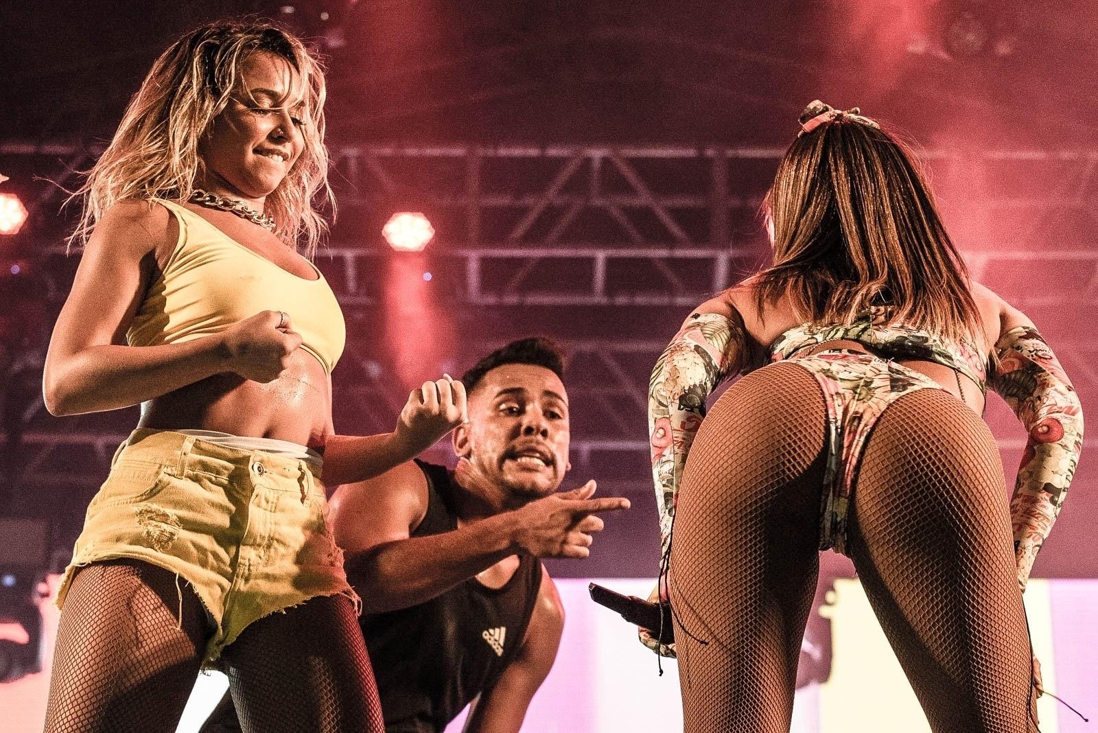 14.dez.2019 - Anitta dança com a bailarina Ohana Lefundes - Gabi de Morais/AgNews