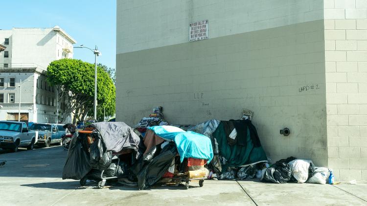Moradores de rua da região barra pesada conhecida como Skid Row, em Los Angeles - iStock