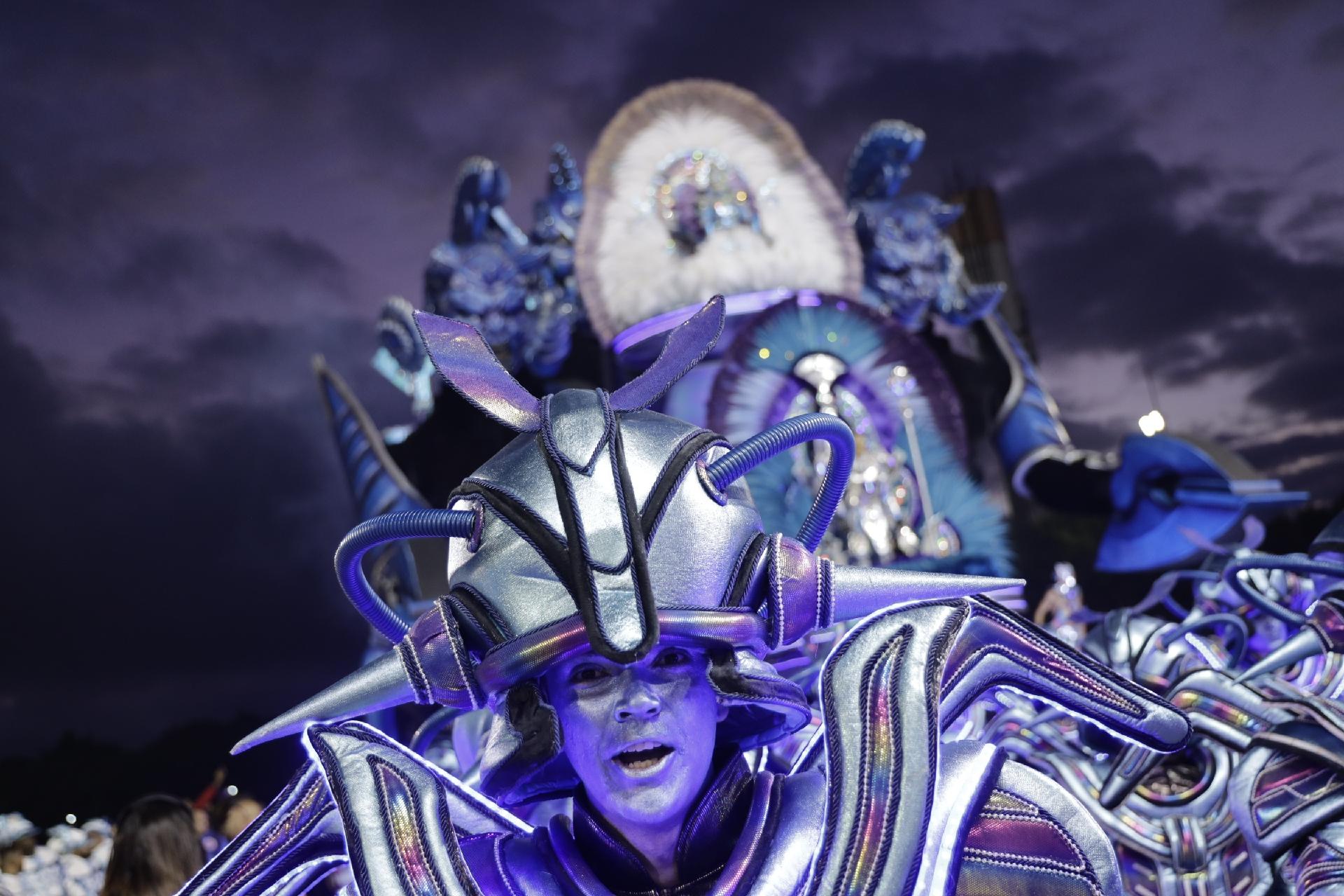 Rosas de Ouro encerra segunda noite de desfiles no Anhembi - Simon Plestenjak/UOL