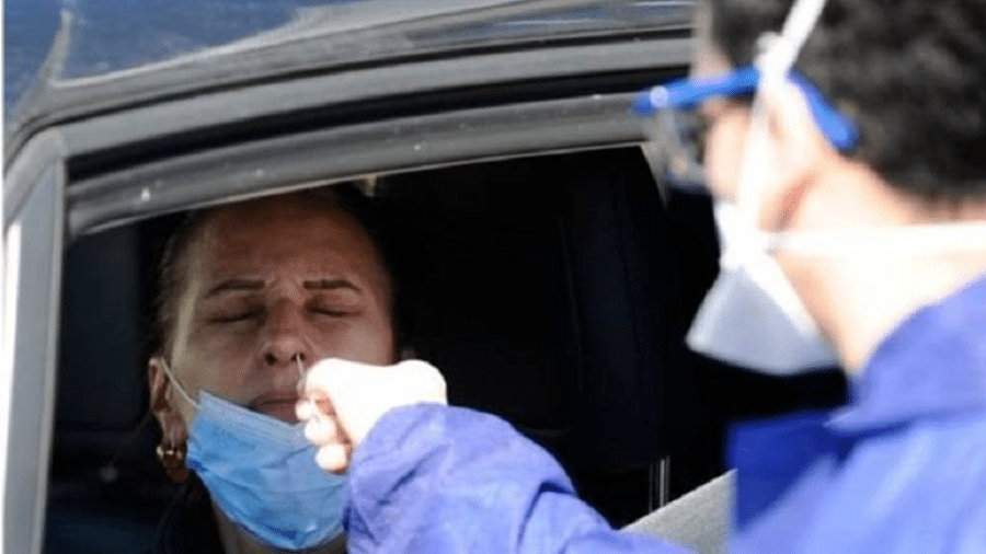 Agente sanitário coleta amostra de motorista na França para testar presença do novo coronavírus - AFP