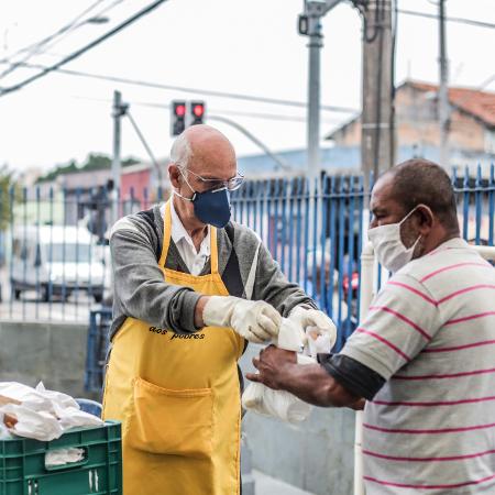 Retrato do padre Júlio Lancelotti durante distribuição de alimentos na Paróquia Sao Miguel Arcanjo, no bairro da Móoca - Ricardo Matsukawa/UOL