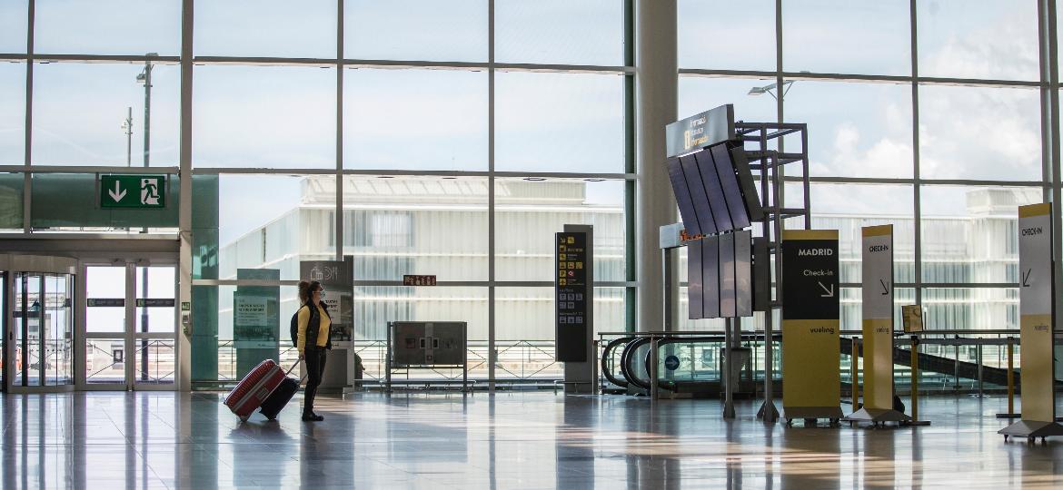 Reflexo da pandemia: aeroporto de Barcelona praticamente vazio - Getty Images