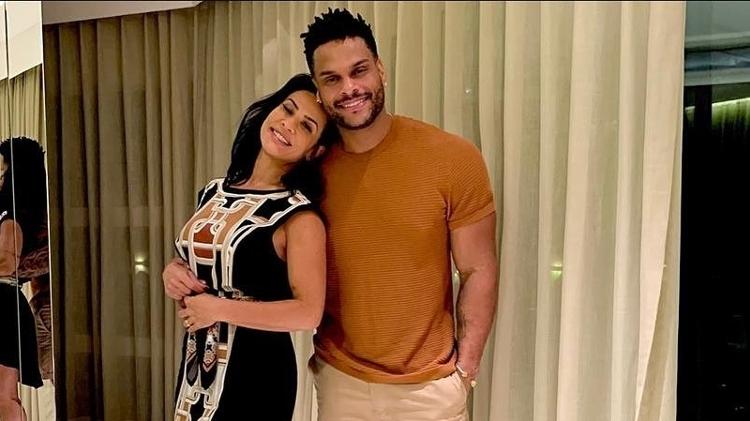 Scheila Carvalho ao lado do marido Tony Salles