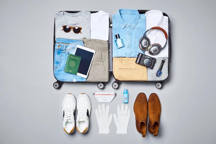 Mala de viagem com novos itens "obrigatórios": máscaras e álcool em gel - Getty Images - Getty Images