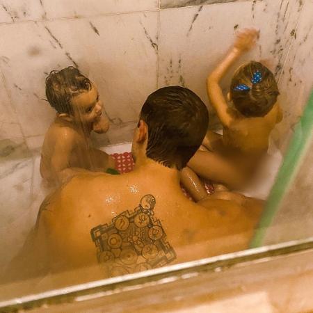 Mari Bridi exibe Rafael Cardoso tomando banho com os filhos, Aurora e Valentim - Reprodução / Instagram