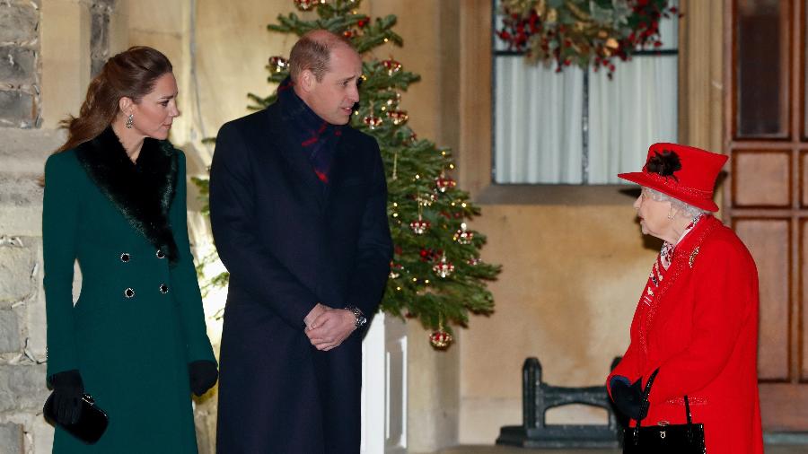 A rainha Elizabeth 2ª conversa com o neto, príncipe William, e a esposa Kate Middleton durante evento da família real - Max Mumby/Indigo/Getty Images/Pool