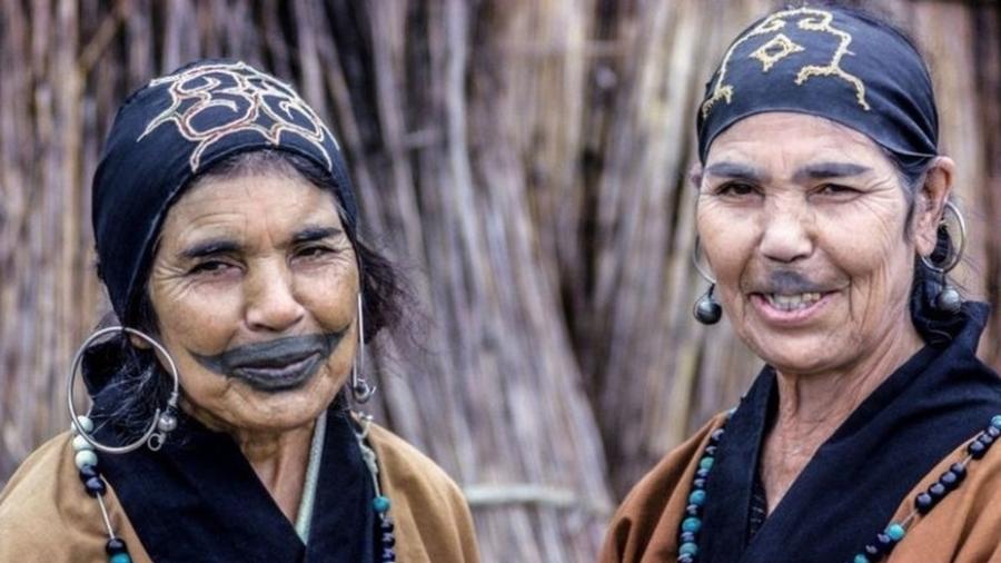 Os Ainu foram incorporados pela sociedade japonesa, e suas tatuagens tradicionais e outros costumes foram banidos - Alamy/BBC