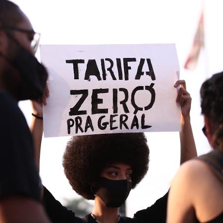 Manifestantes com cartazes escritos ?tarifa zero? em ato do Movimento Passe Livre no centro da cidade de São Paulo. - Ettore Chiereguini/Ettore Chiereguini/AGIF