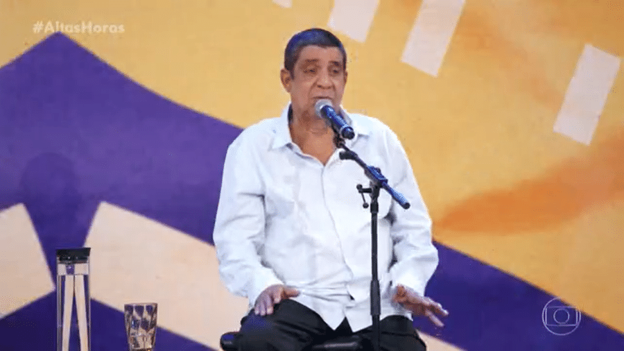 Zeca Pagodinho bebe água no "Altas Horas" e diverte fãs - Reprodução/Globo