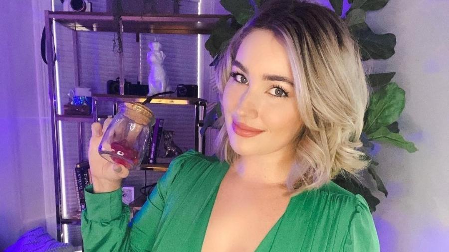 Influenciadora Stephanie Matto vende frascos com seus puns - Reprodução/Instagram