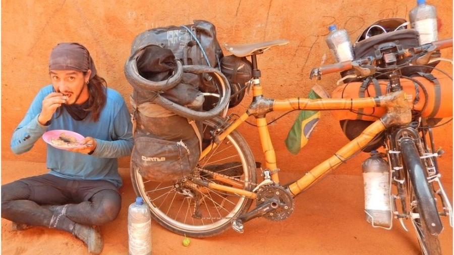 Ricardo Martins, na Tanzânia, ao lado de bicicleta de bambu usada para fazer jornada por diversos países - Arquivo pessoal
