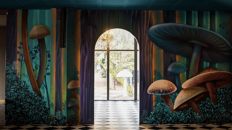 O espaço "Alice e o Chapeleiro", uma das novas atrações de Gramado para o inverno 2022 - Reprodução/Instagram @erick_citron