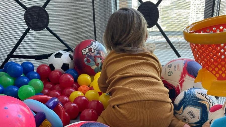 Tiago Leifert mostrou a filha brincando em cercadinho rodeada de bolas - Instagram/@tiagoleifert