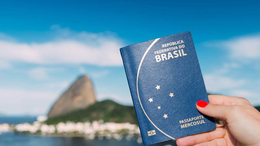 Passaporte com as estrelas do Cruzeiro do Sul seguirá sendo emitido até setembro de 2022, quando será substituído pelo novo modelo com o brasão da República - BrasilNut1/Getty Images/iStockphoto