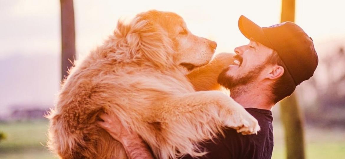 O viajante e produtor de conteúdo Jesse Koz e seu cão Shurastey soferam o acidente fatal em maio - Reprodução Instagram @shurastey.dogs
