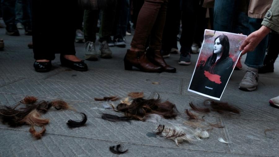 Cabelos foram cortados na Itália em protesto pela morte de Mahsa Amini no Irã - 	NurPhoto via Getty Images