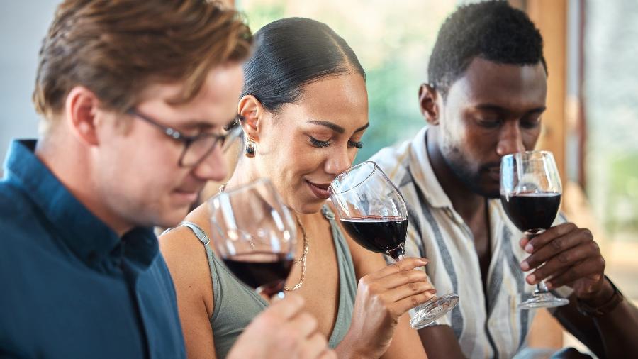 Devo cheirar o vinho antes de beber? Especialista dá todas as dicas sobre o que parece ser frescura nesse universo - Getty Images/iStockphoto