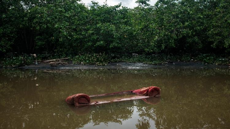 Sofá descartado no Canal de Fundão, um dos trechos mais poluídos da Baía de Guanabara, próximo ao câmpus da Universidade Federal do Rio de Janeiro.  - Andrew Johnson - Andrew Johnson