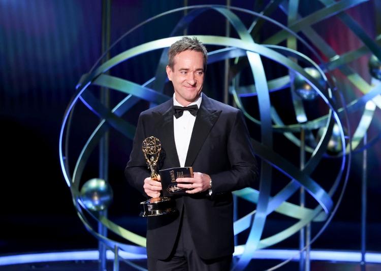  Matthew Macfadyen com seu prêmio no 75º Emmy Awards