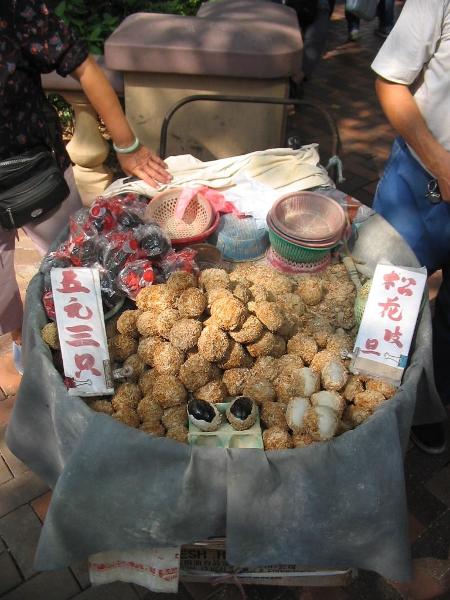 Ovos milenares à venda em rua de Hong Kong