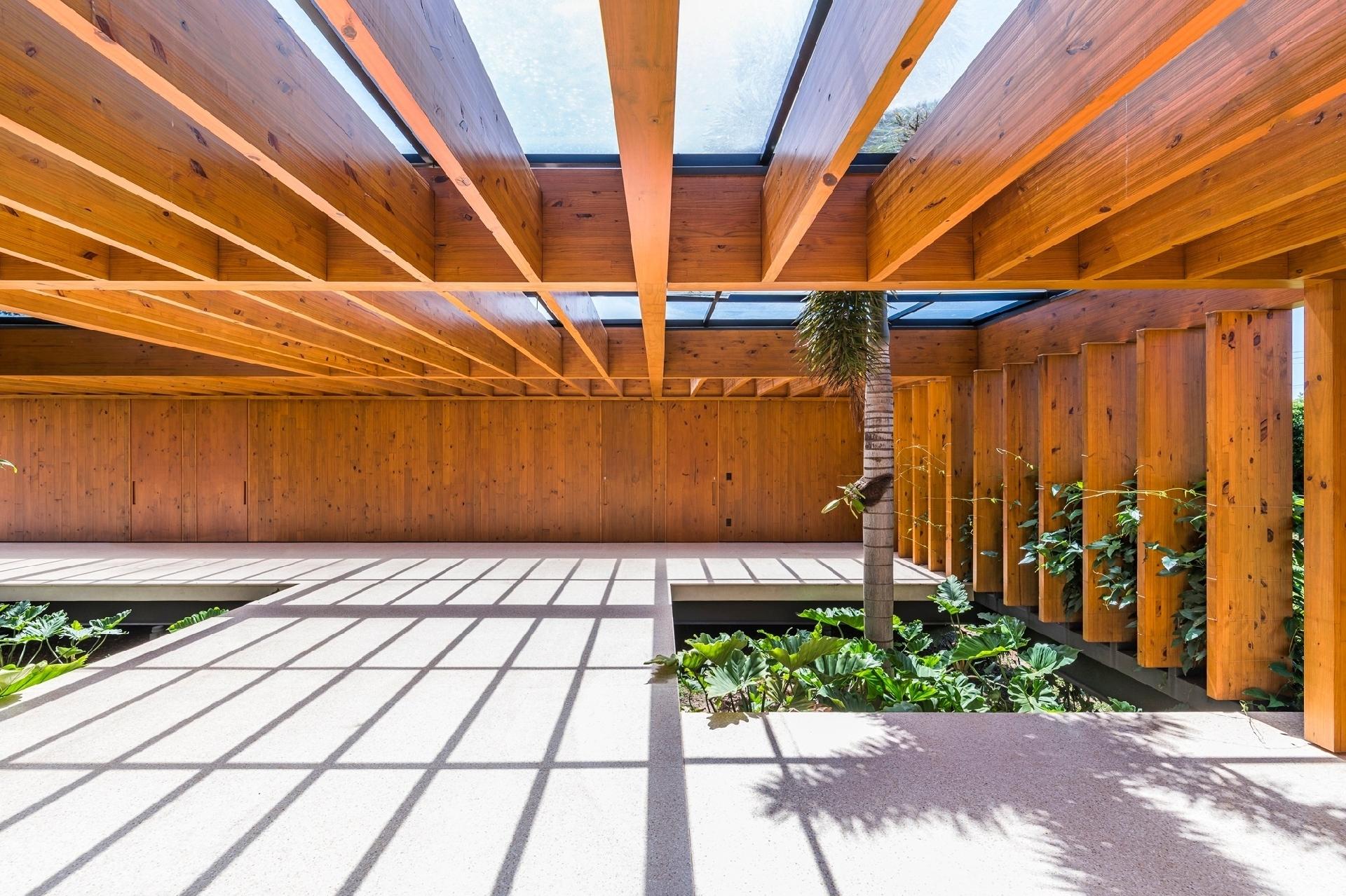 Suspensa no terreno, a casa abre espaços para que a natureza emerja, com plantas e palmeiras. - Renato Navarro/Divulgação