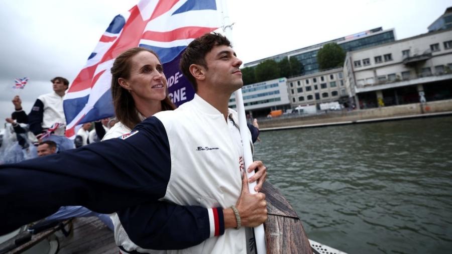 Porta-bandeiras da Grã Bretanha imitam cena do "Titanic" -  Naomi Baker/Getty Images