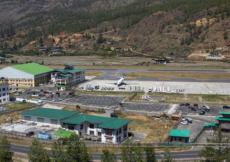 A pista única entre as montanhas prova-se um desafio para os pilotos