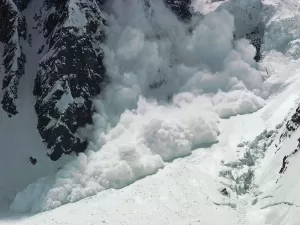 Explosões, neve, emoção: o trabalho dos 'caçadores de avalanches' no Chile