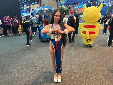 A desenhista Sara Marques, 26, criou a roupa da Chun-Li com R$180: 'Aqui na CCXP dá para conhecer mais pessoas do circuito de cosplay e aprender'