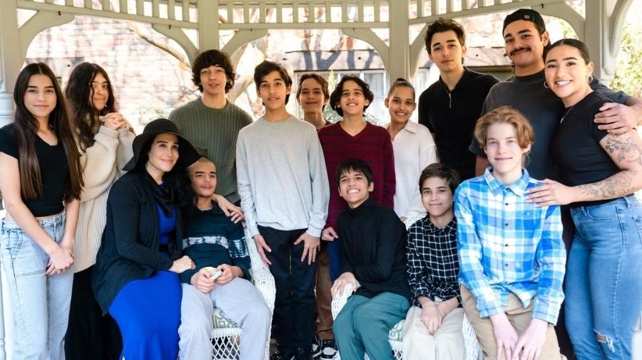 Natalie Suleman, mãe de óctuplos, com os 14 filhos