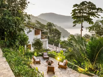 Reforma de casa de praia valorizou linda vista para mar e mata em Ubatuba