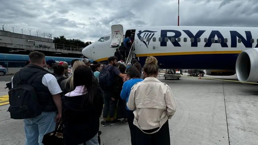 Companhia irlandesa quer multar quem for retirado da aeronave por má conduta