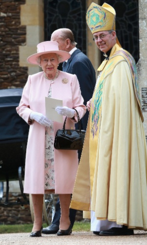 5.jul.2015 -  Rainha Elizabeth 2ª e arcebispo de Canterbury, Justin Welby, deixam batizado de Charlotte. É a primeira vez que os duques de Cambridge aparecem em público junto de Charlotte e seu irmão mais velho, o príncipe George, nascido em 2013